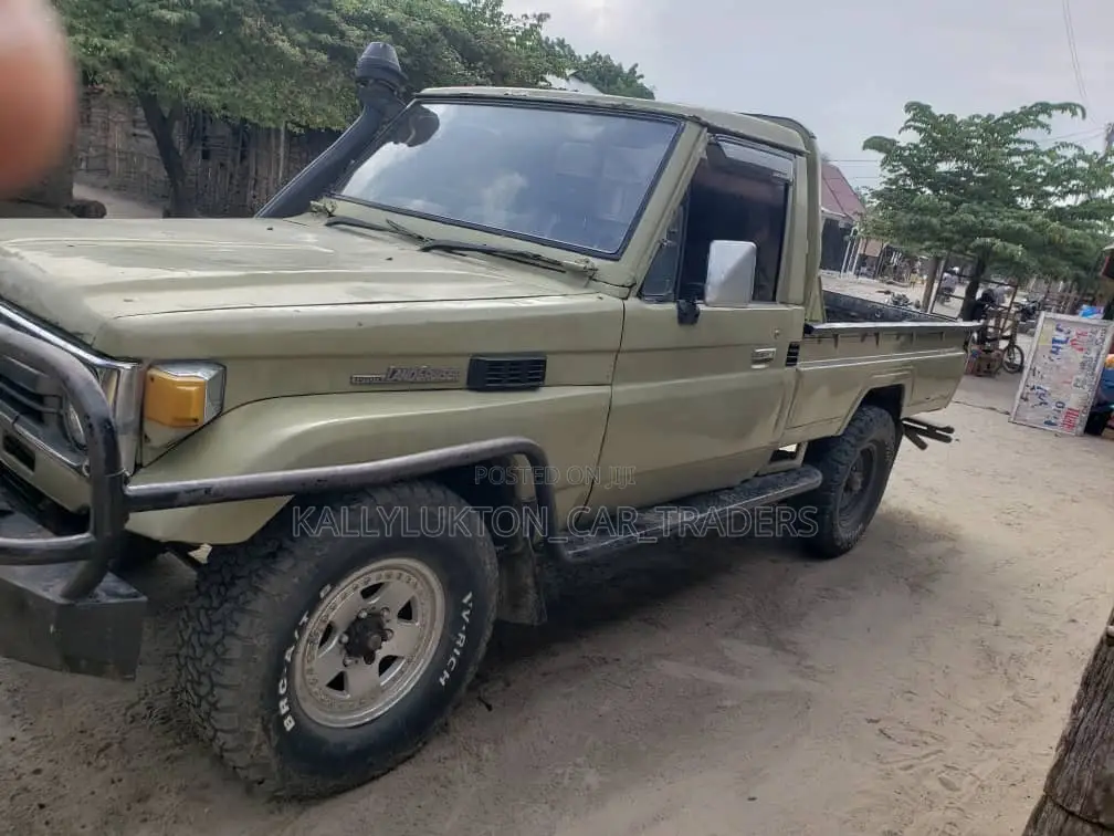 Toyota Land Cruiser 2004 Gold