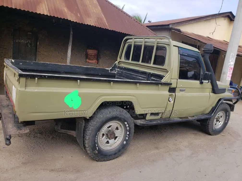Toyota Land Cruiser 2004 Gold