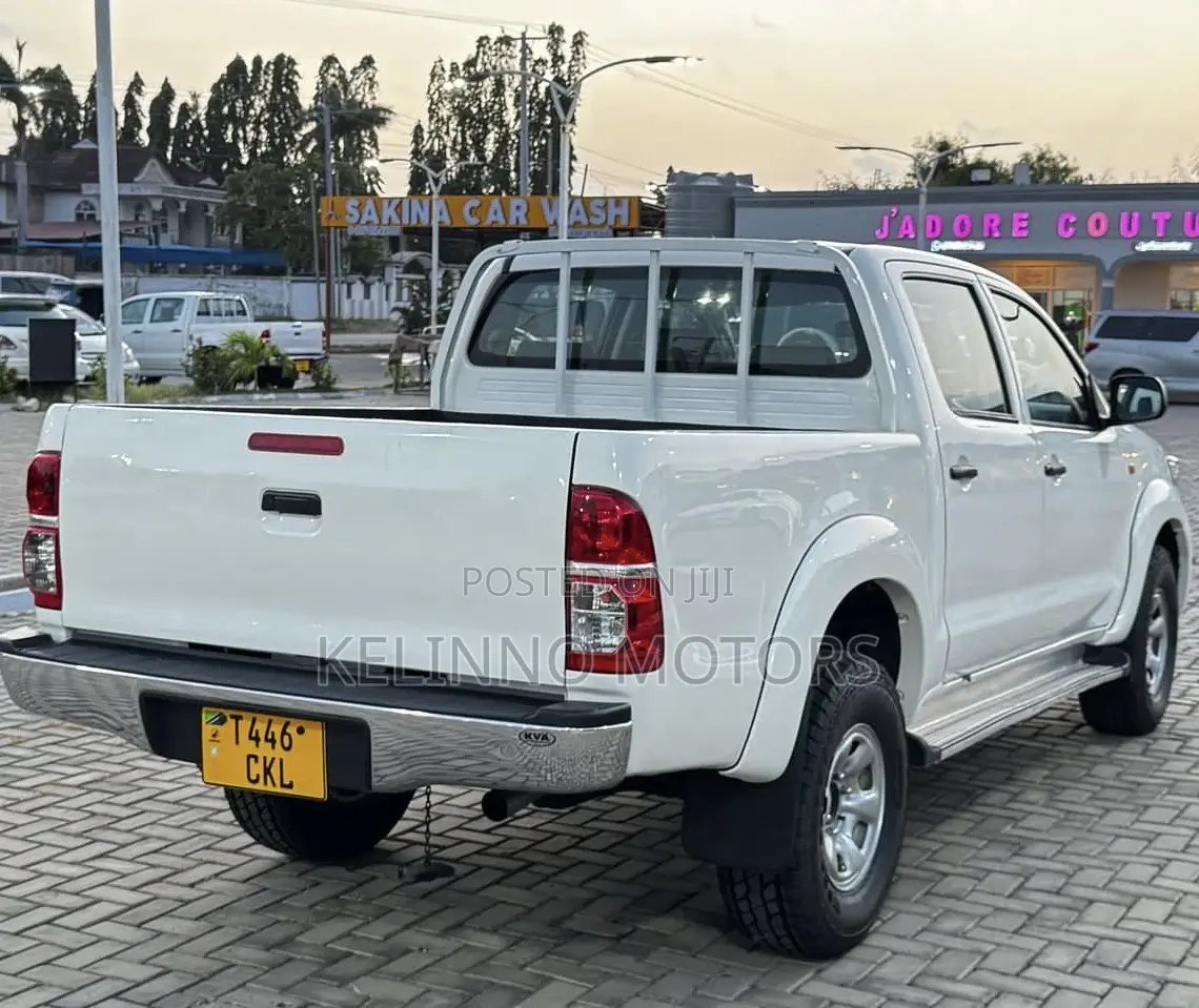Toyota Hilux 2012 White