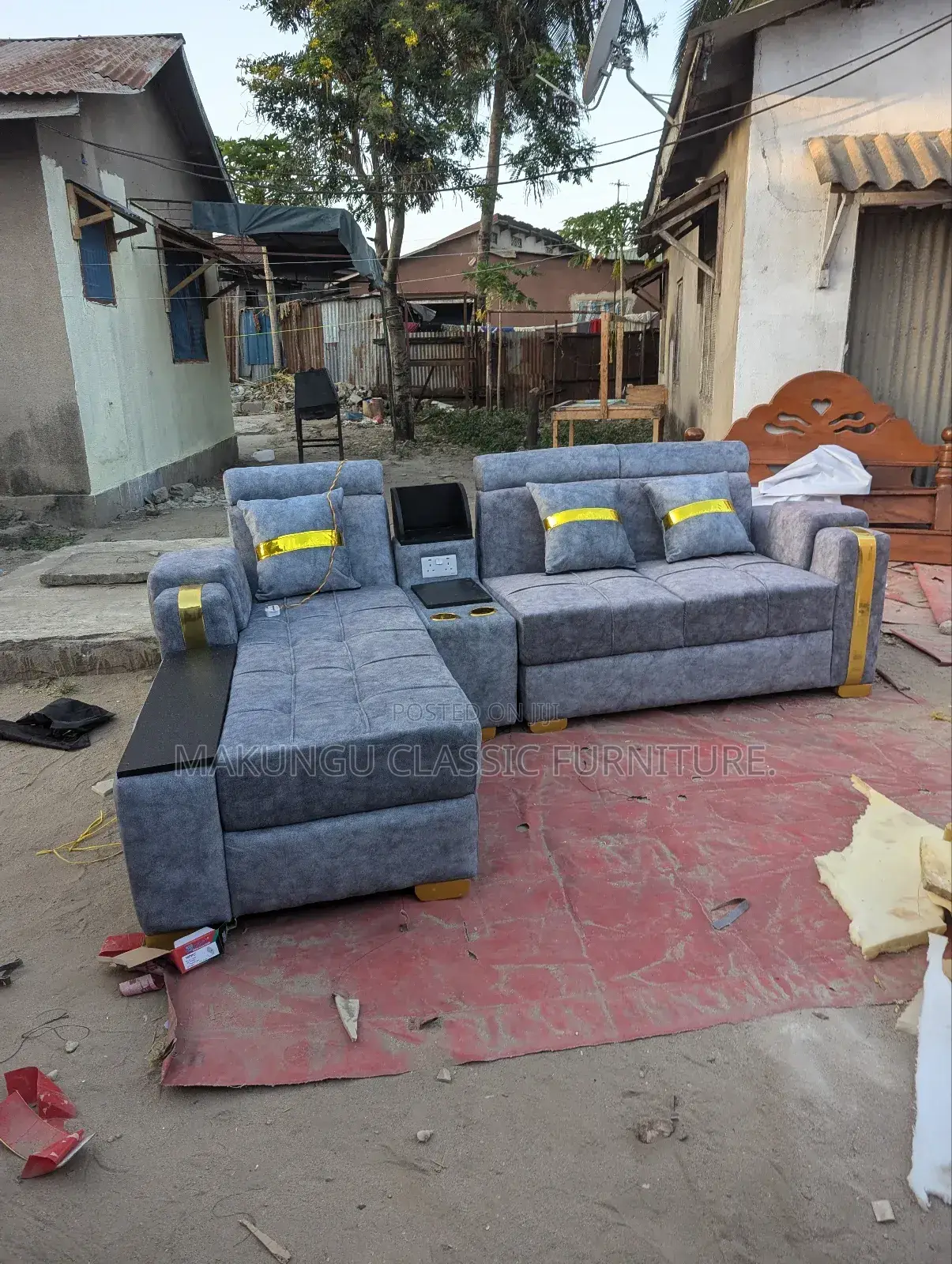 L- Shaped Sofa Set Ya Watu Wanne