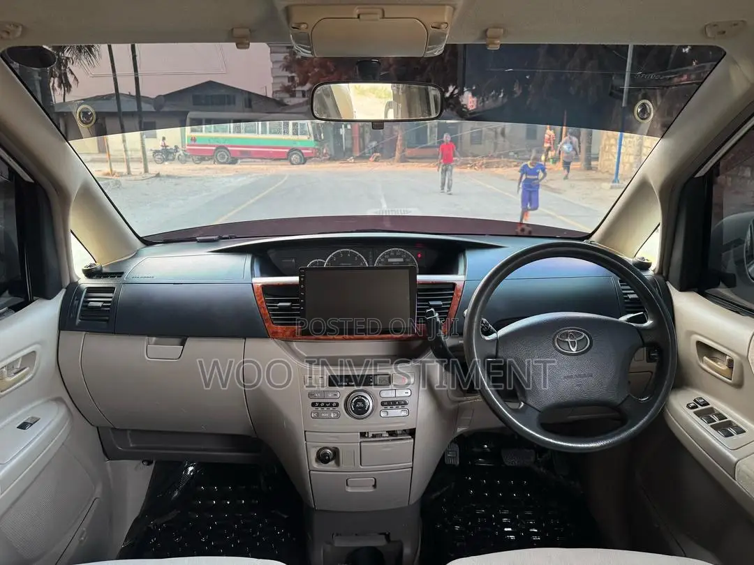 Toyota Noah 2005 White