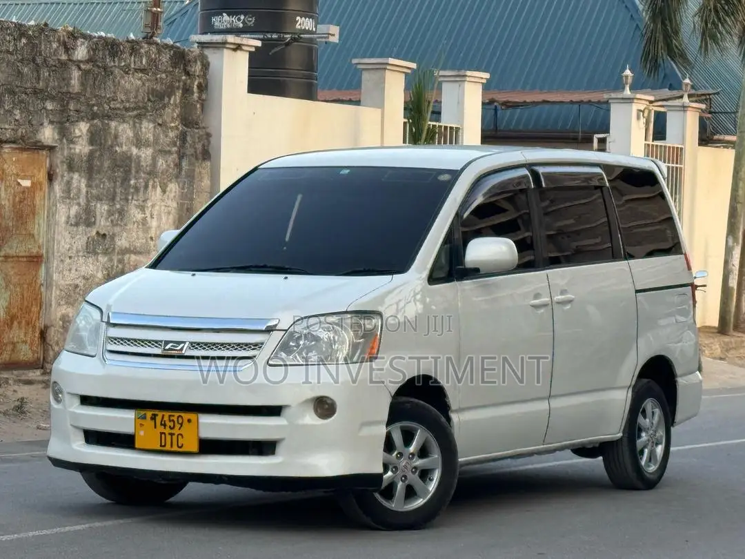 Toyota Noah 2005 White