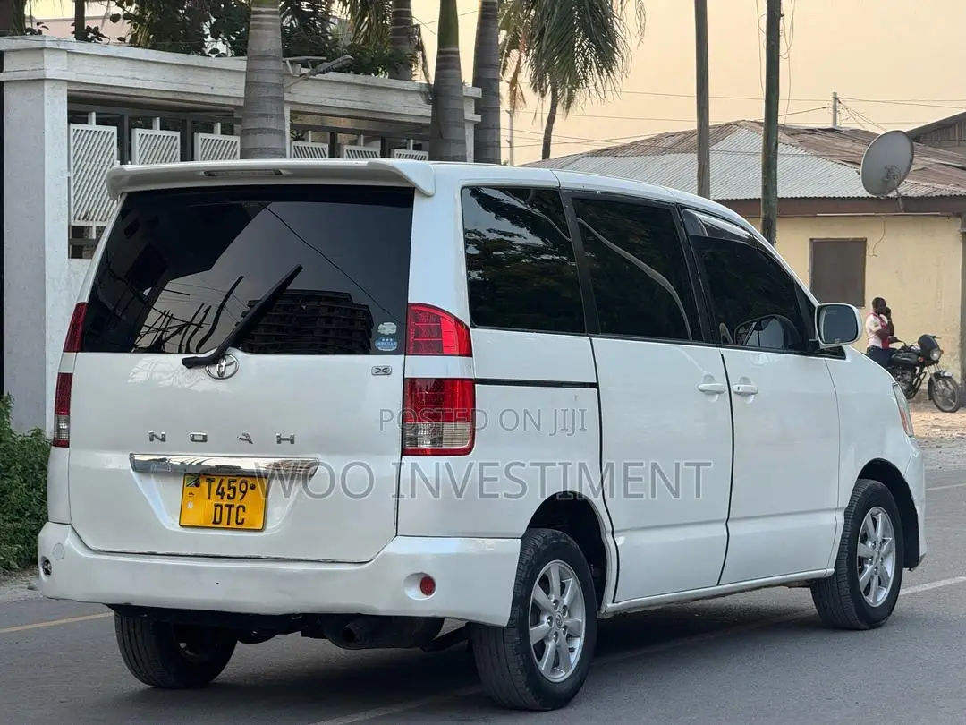 Toyota Noah 2005 White
