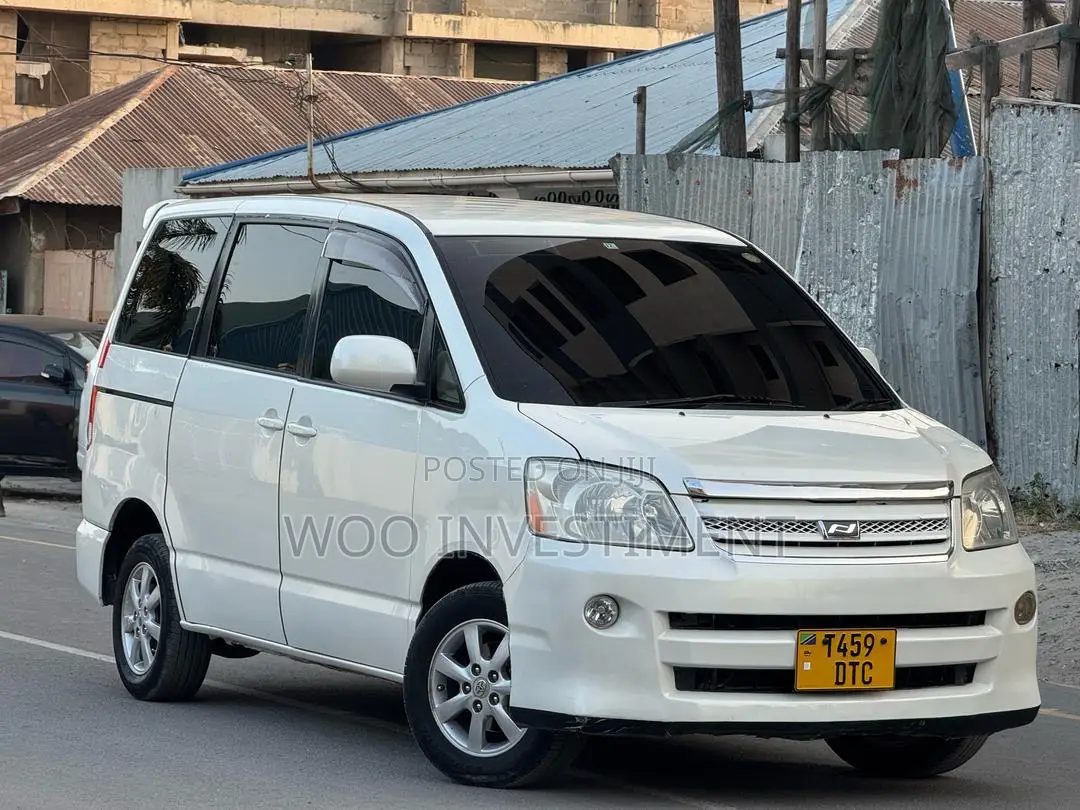 Toyota Noah 2005 White