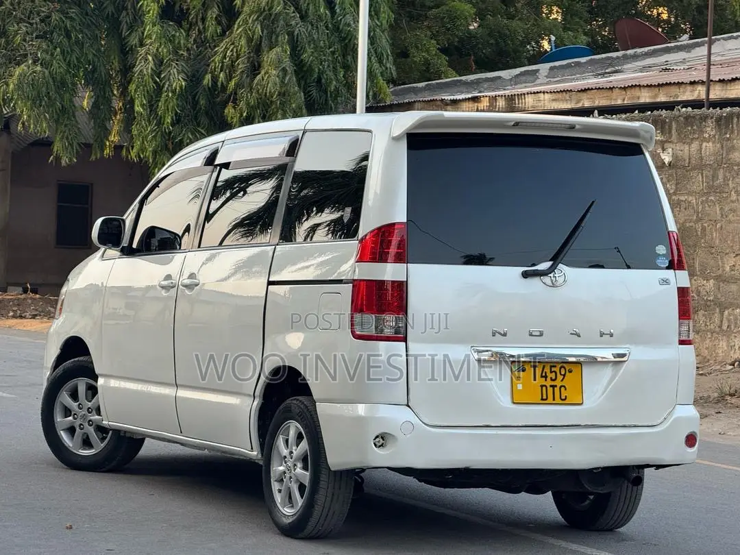 Toyota Noah 2005 White