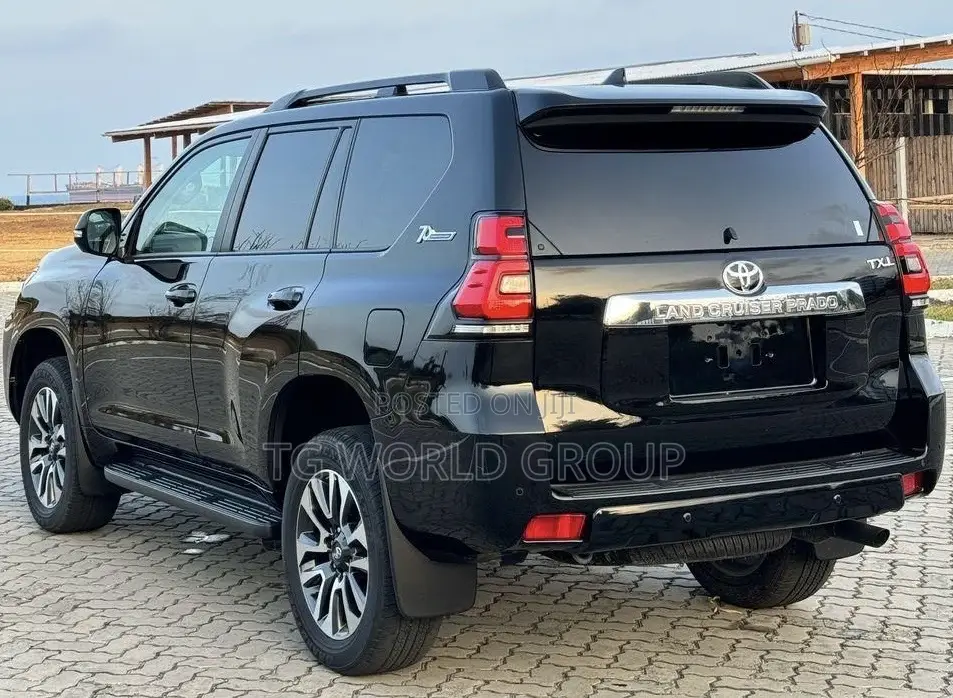 Toyota Land Cruiser Prado 2023 Black