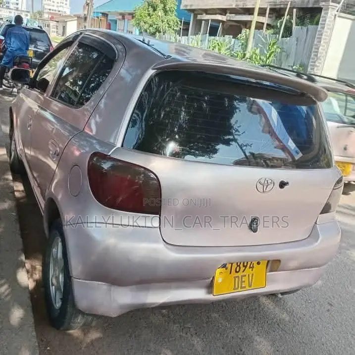 Toyota Vitz 2004 Silver