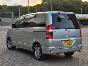 Toyota Noah 2003 Silver