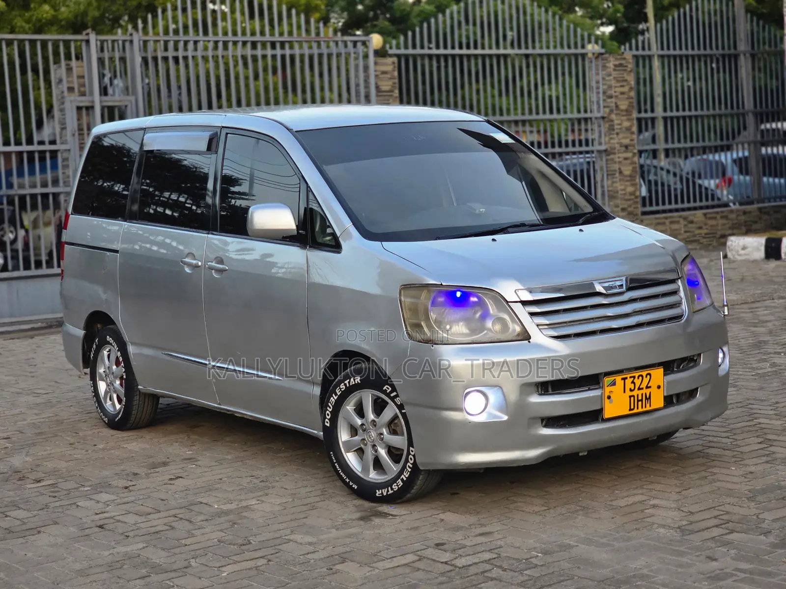 Toyota Noah 2003 Silver