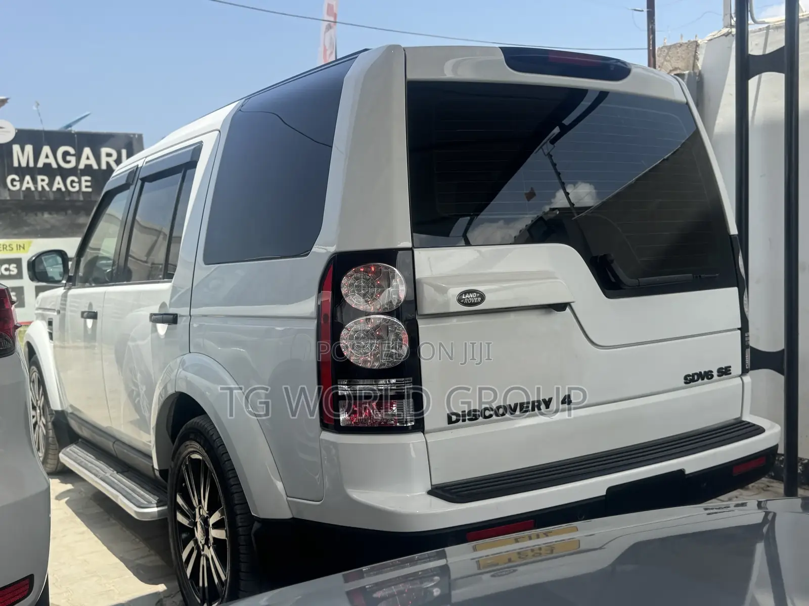 Land Rover Discovery 2015 White