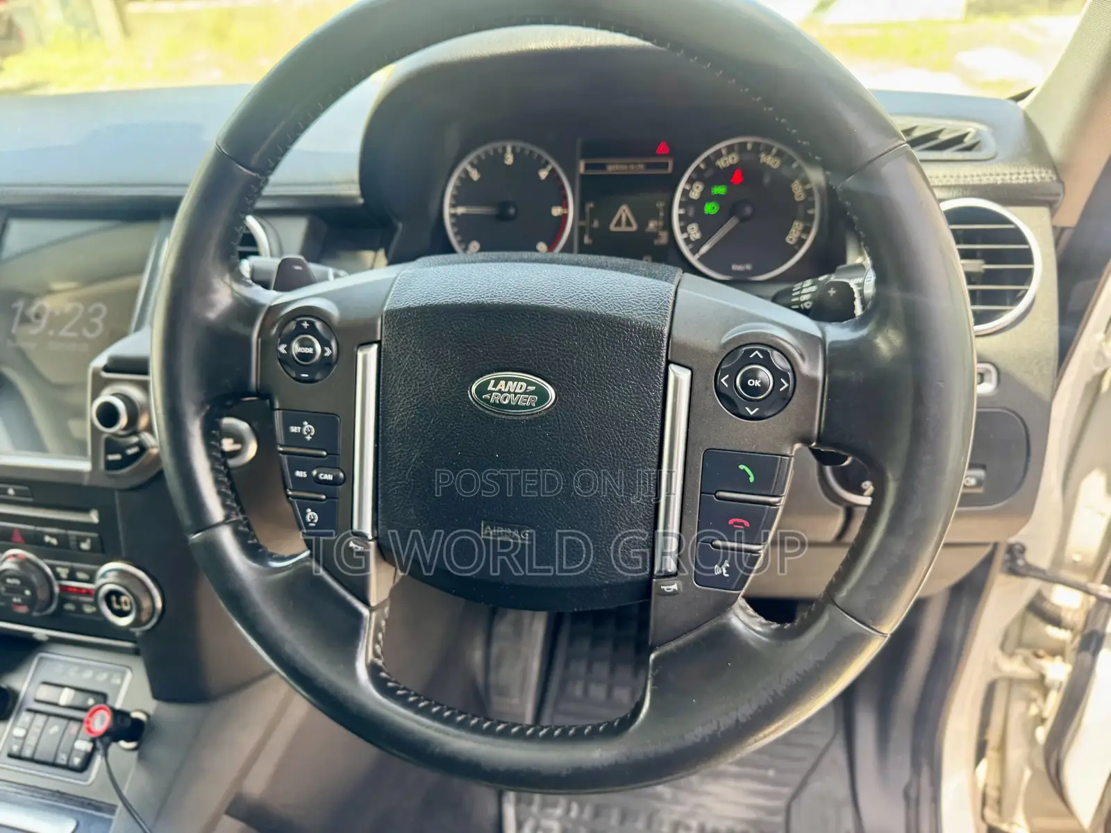 Land Rover Discovery 2015 White