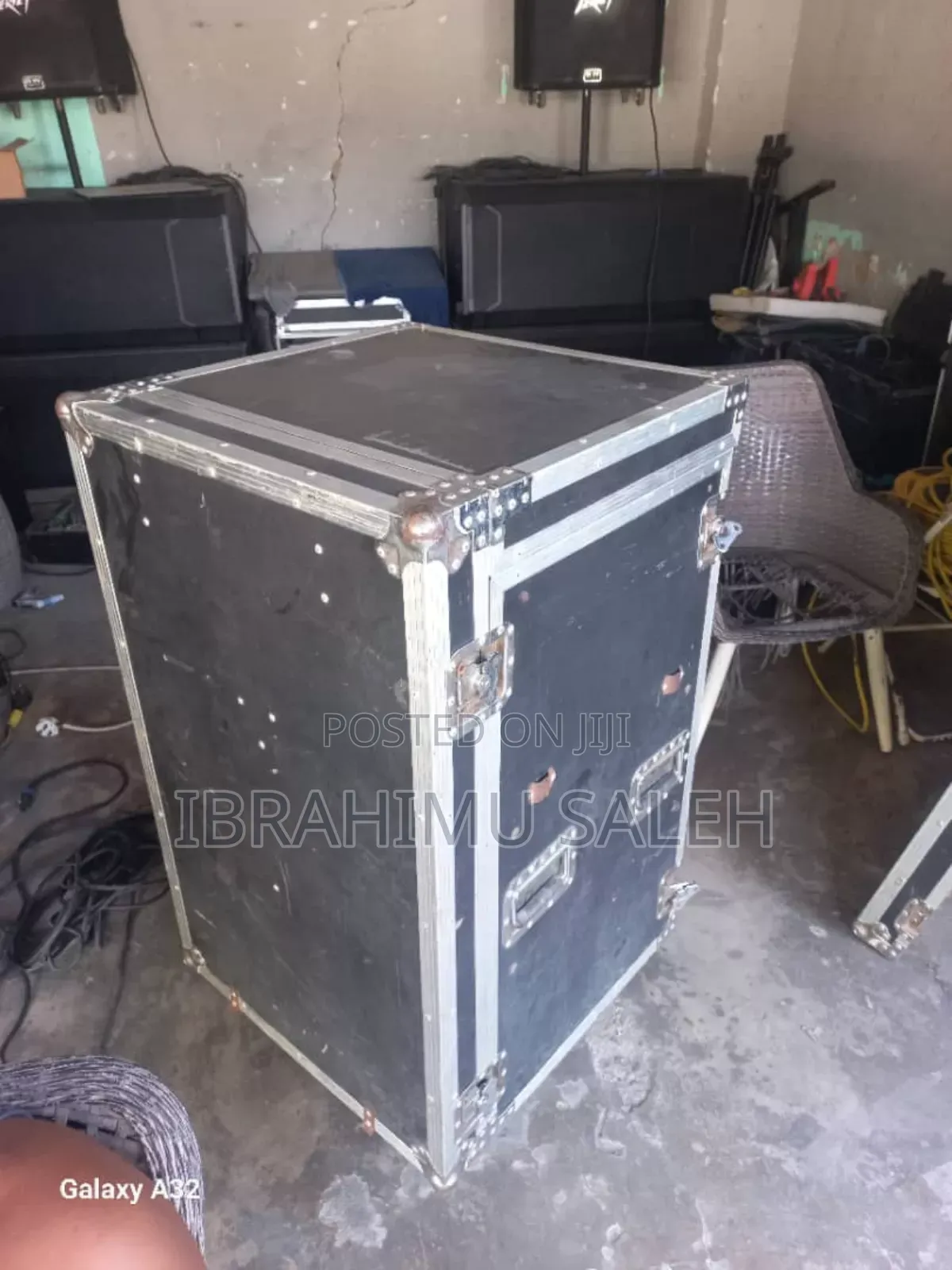 Muzik Mnene Karibu Reki Hiyo Pamoja Na Buster Na Izo Bezi