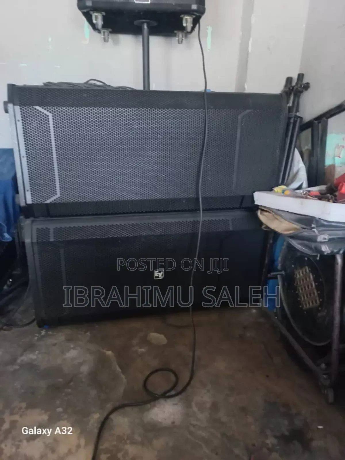 Muzik Mnene Karibu Reki Hiyo Pamoja Na Buster Na Izo Bezi