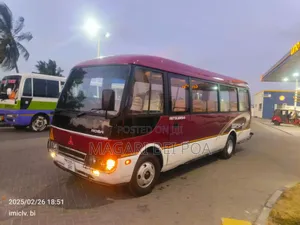 Mitsubishi Fuso Rosa 2000 Red