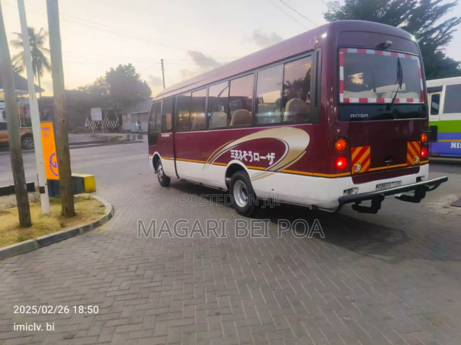 Mitsubishi Fuso Rosa 2000 Red