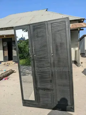 Kabati La Milango Mitatu
