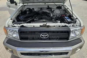 Toyota Land Cruiser 2011 Pearl