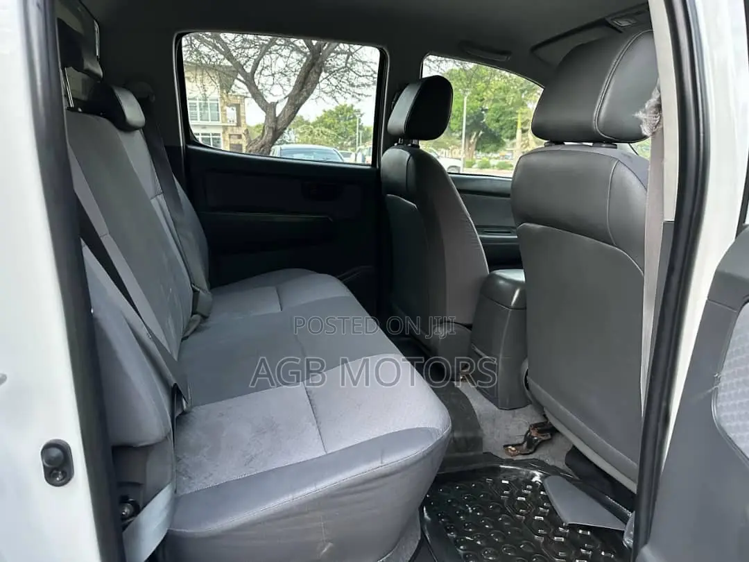 Toyota Hilux 2013 White