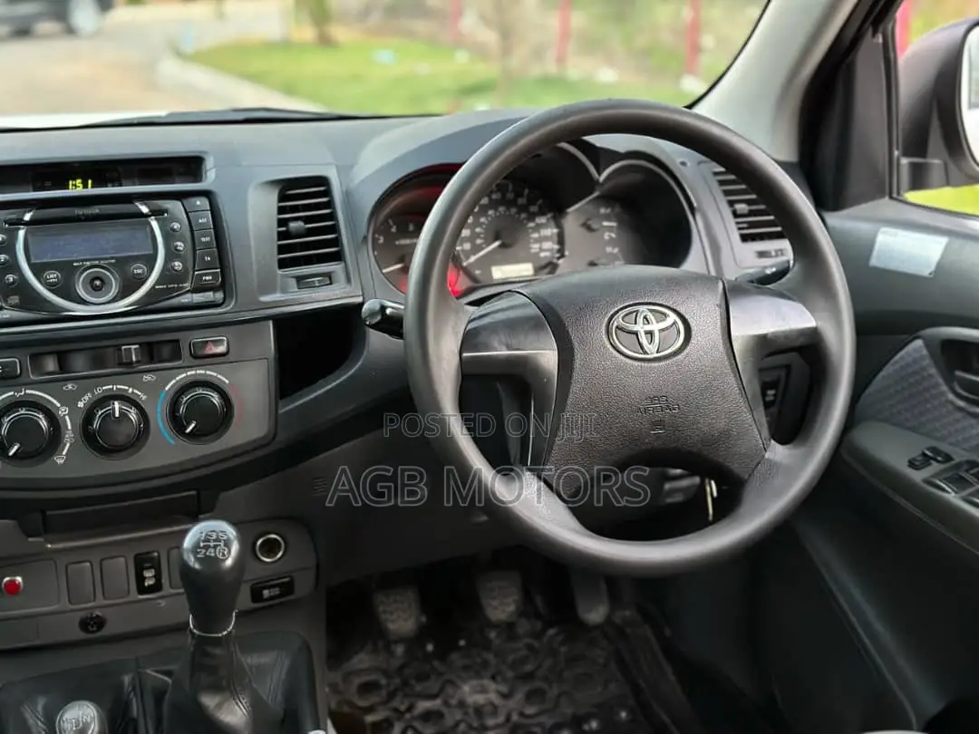Toyota Hilux 2013 White