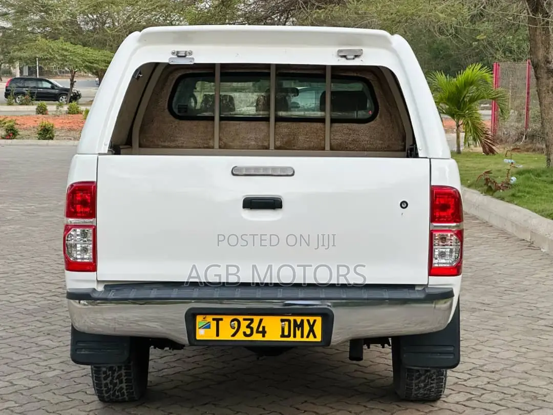 Toyota Hilux 2013 White