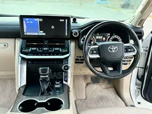 Toyota Land Cruiser 3.5 V6 2022 White