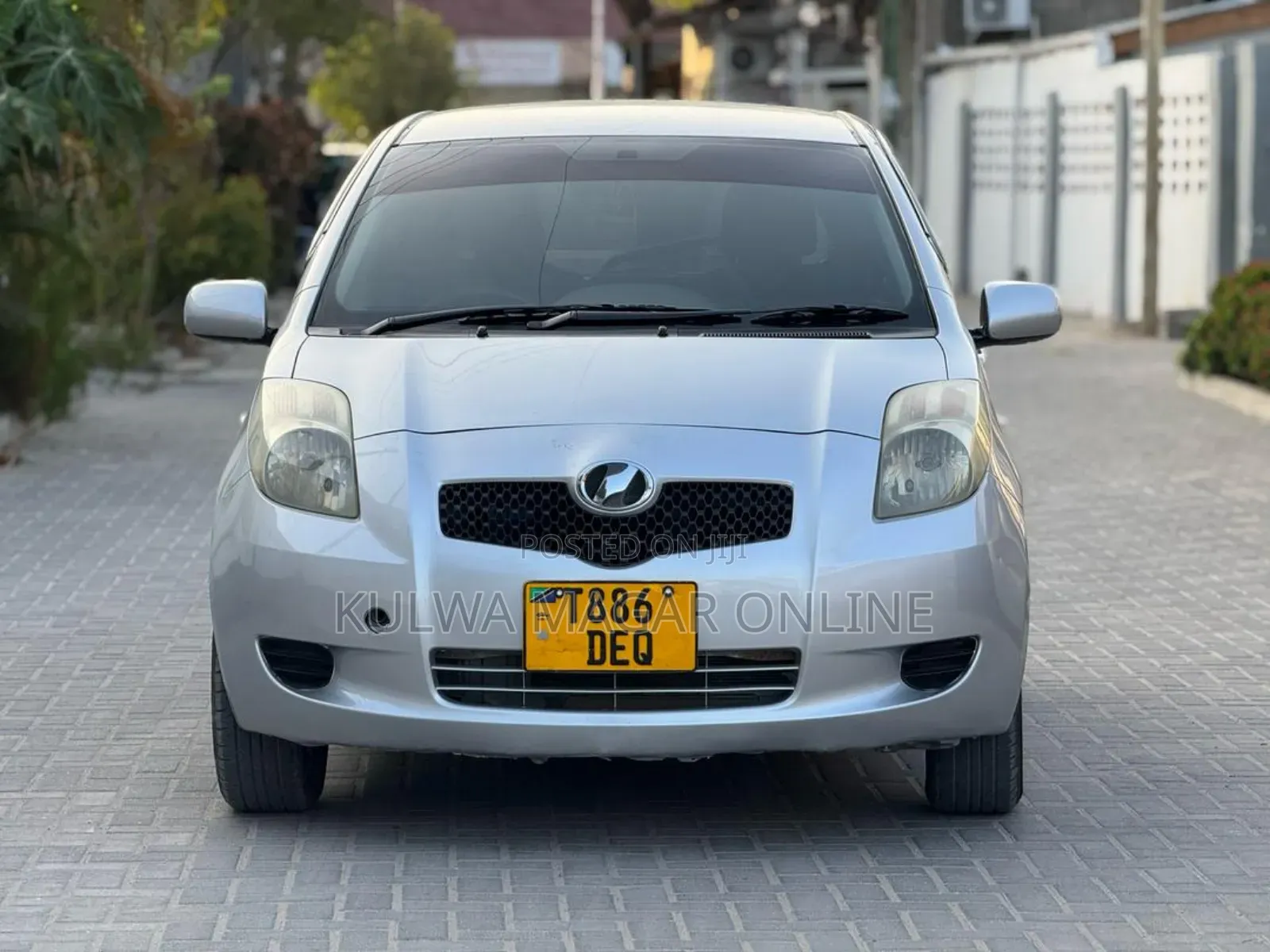 Toyota Vitz 2004 Silver