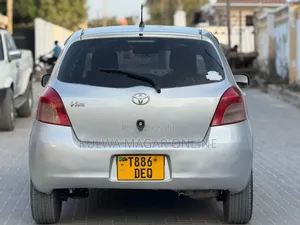 Toyota Vitz 2004 Silver