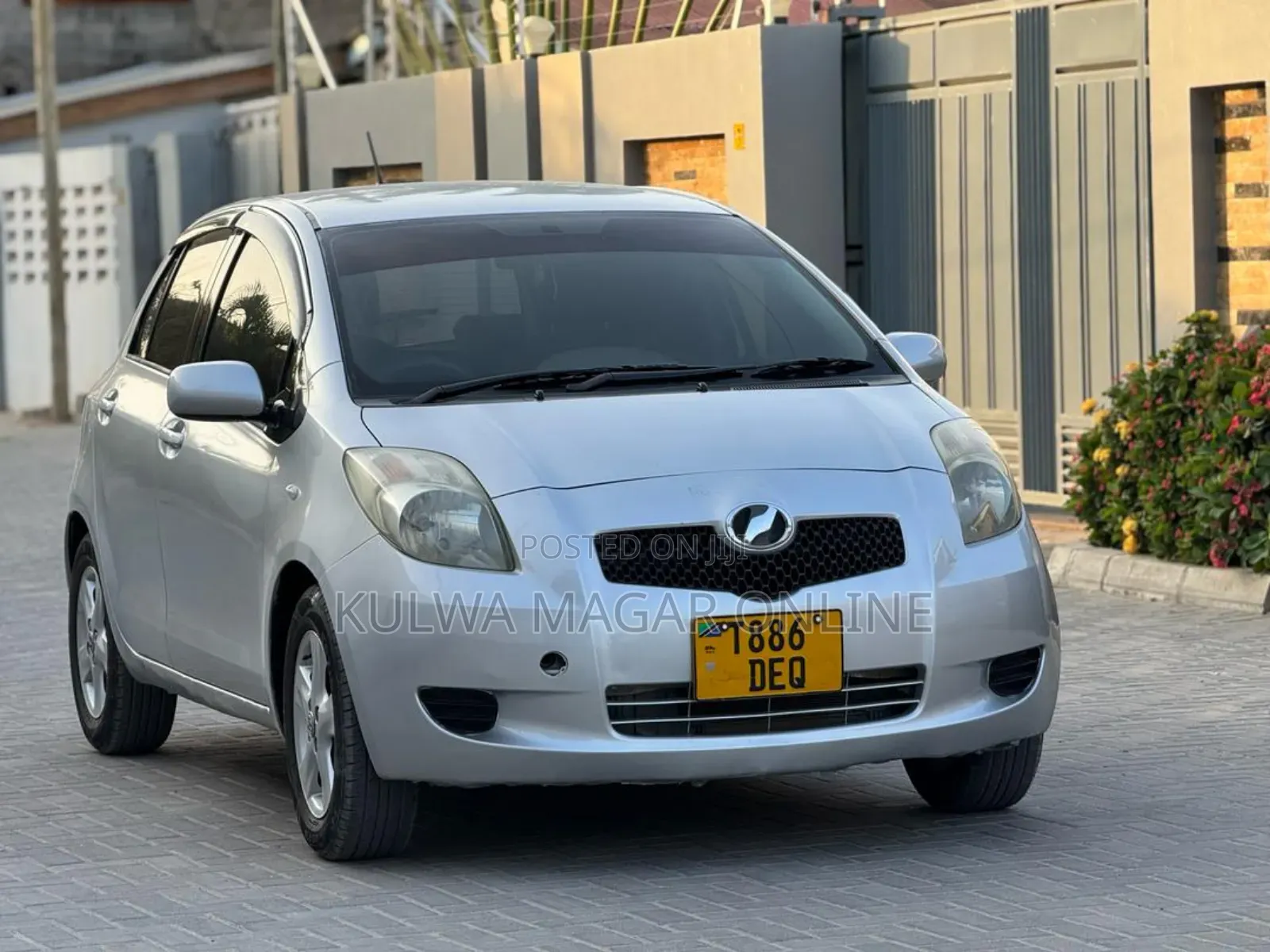 Toyota Vitz 2004 Silver