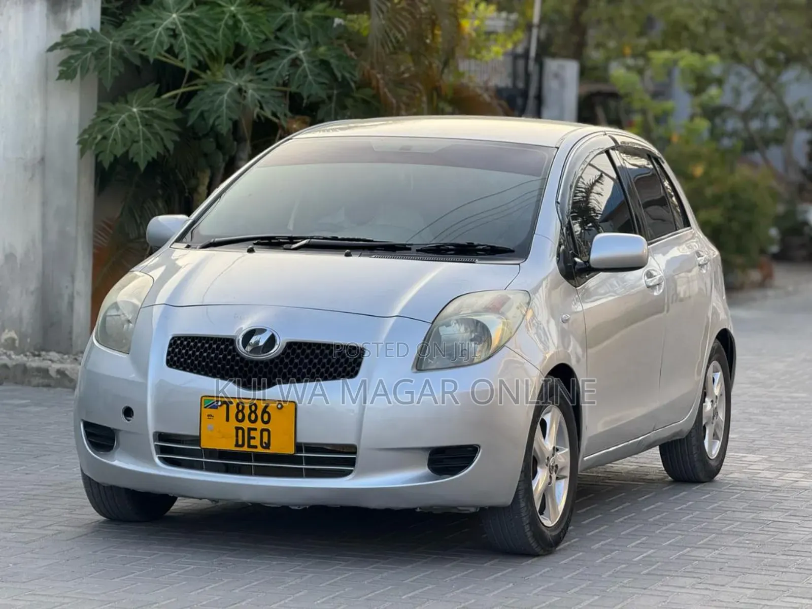 Toyota Vitz 2004 Silver