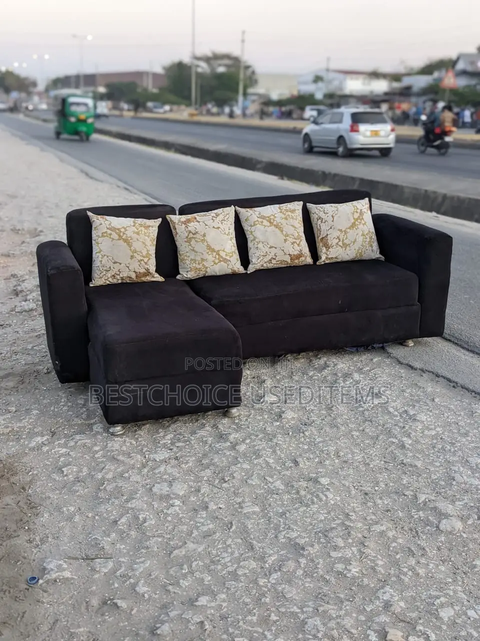 Sofa Set Used L Shape Bado Zipo Kwenye Good Comdition