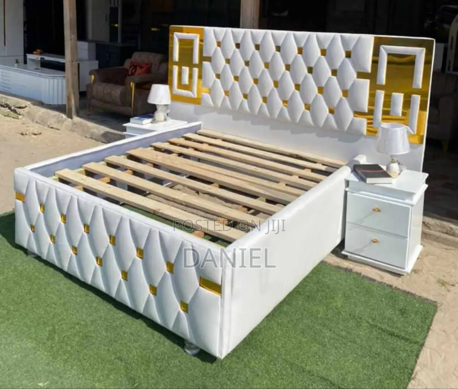 Bedsofa 5*6 Inataa Na Bedside