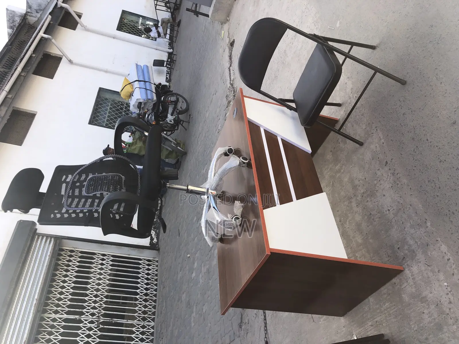 Office Table Bei Kitongaa