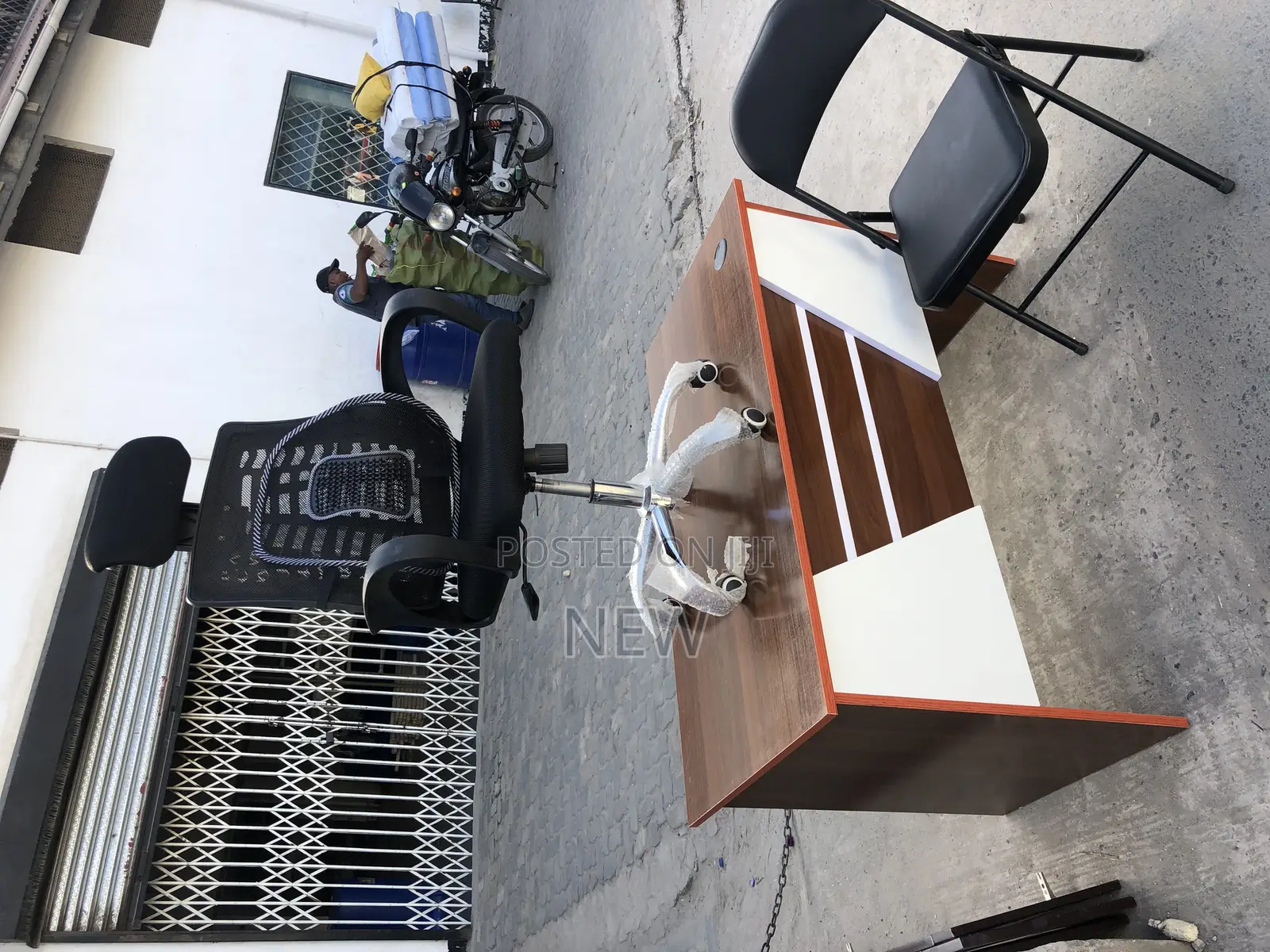 Office Table Bei Kitongaa