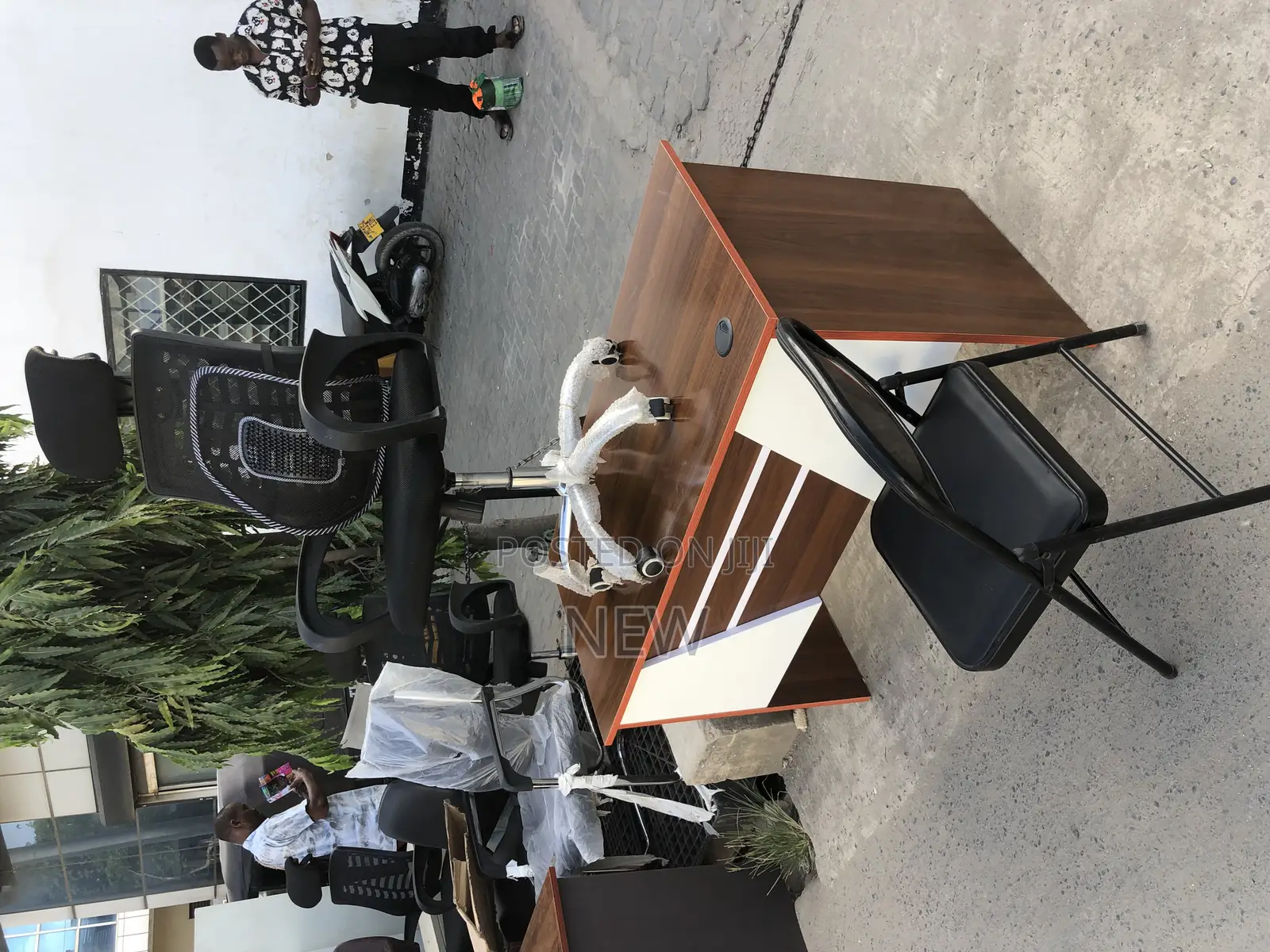 Office Table Bei Kitongaa