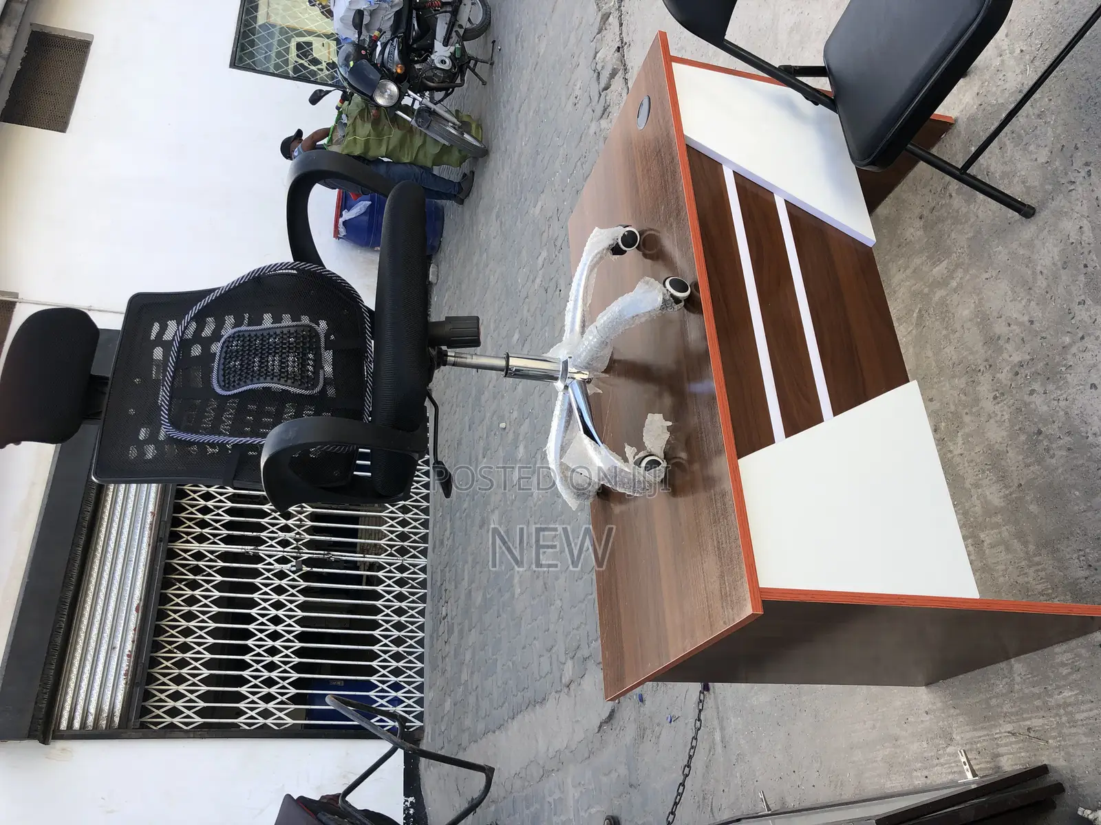 Office Table Bei Kitongaa