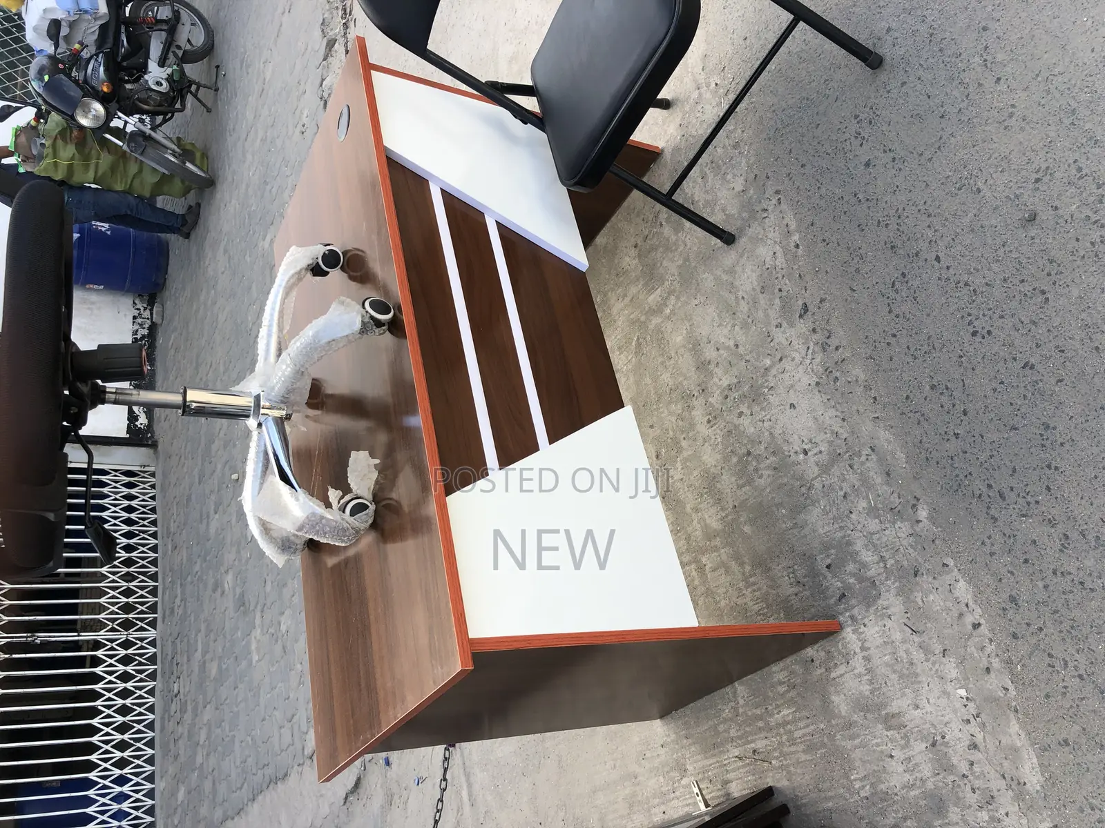 Office Table Bei Kitongaa