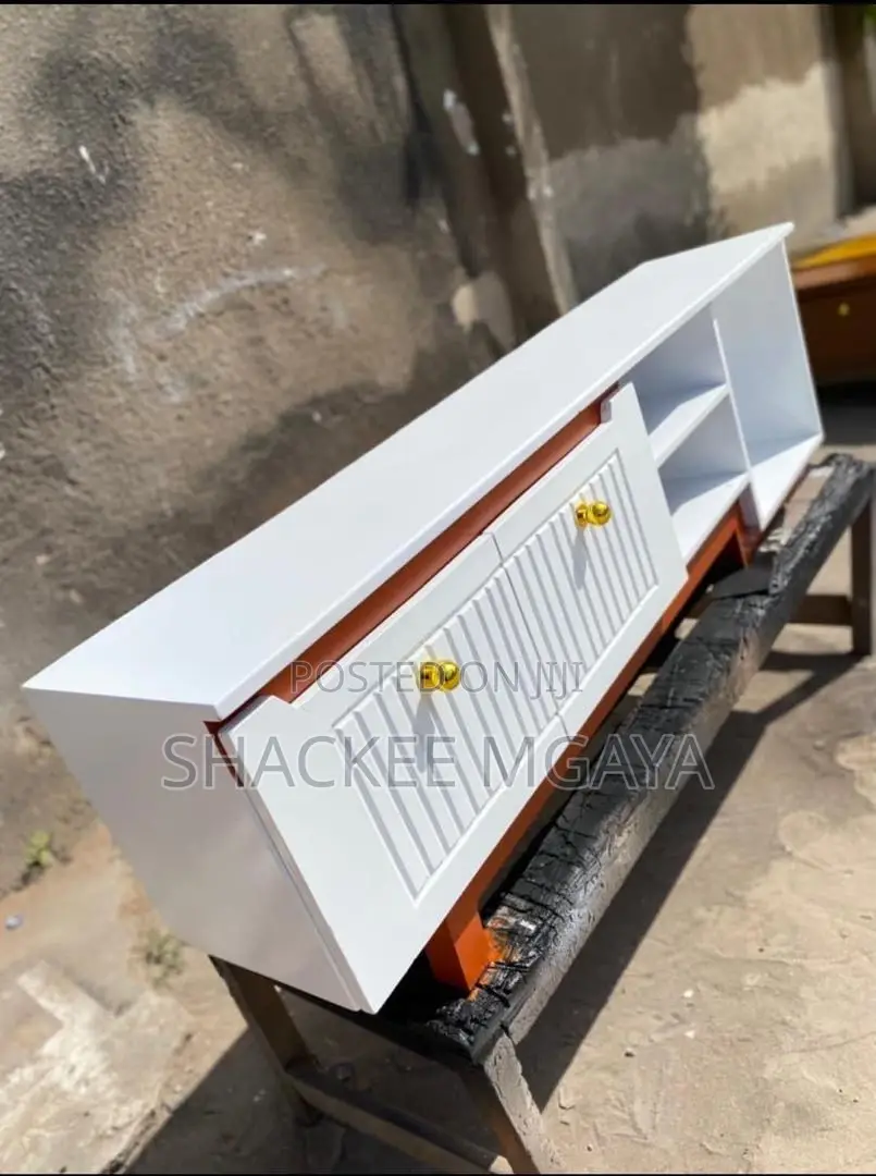 Showcase White Futi 5