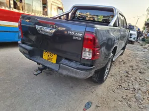 Photo - Toyota Hilux 2019 Black