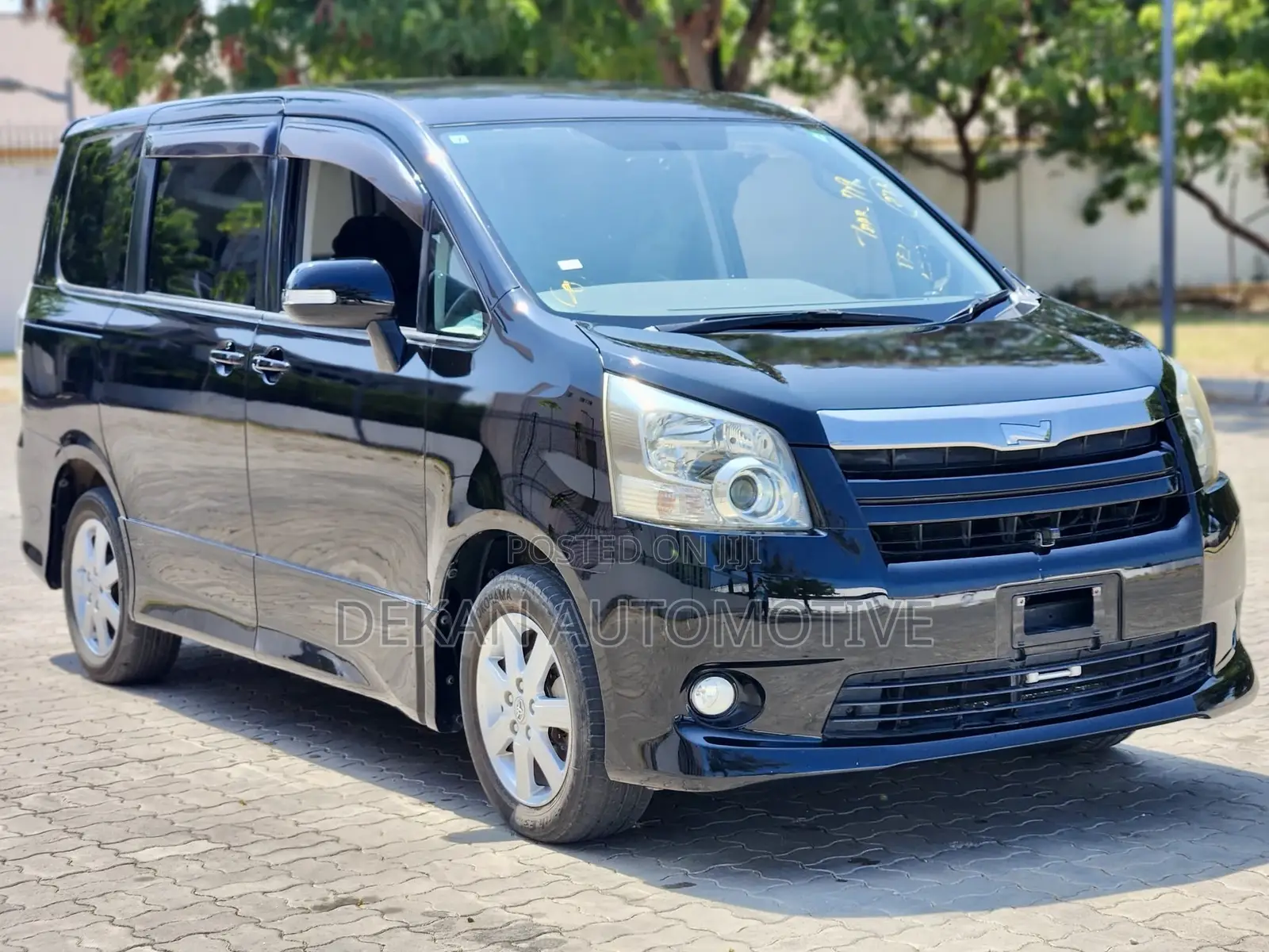 Toyota Noah 2.0 143hp FWD (8 Seater) 2008 Black