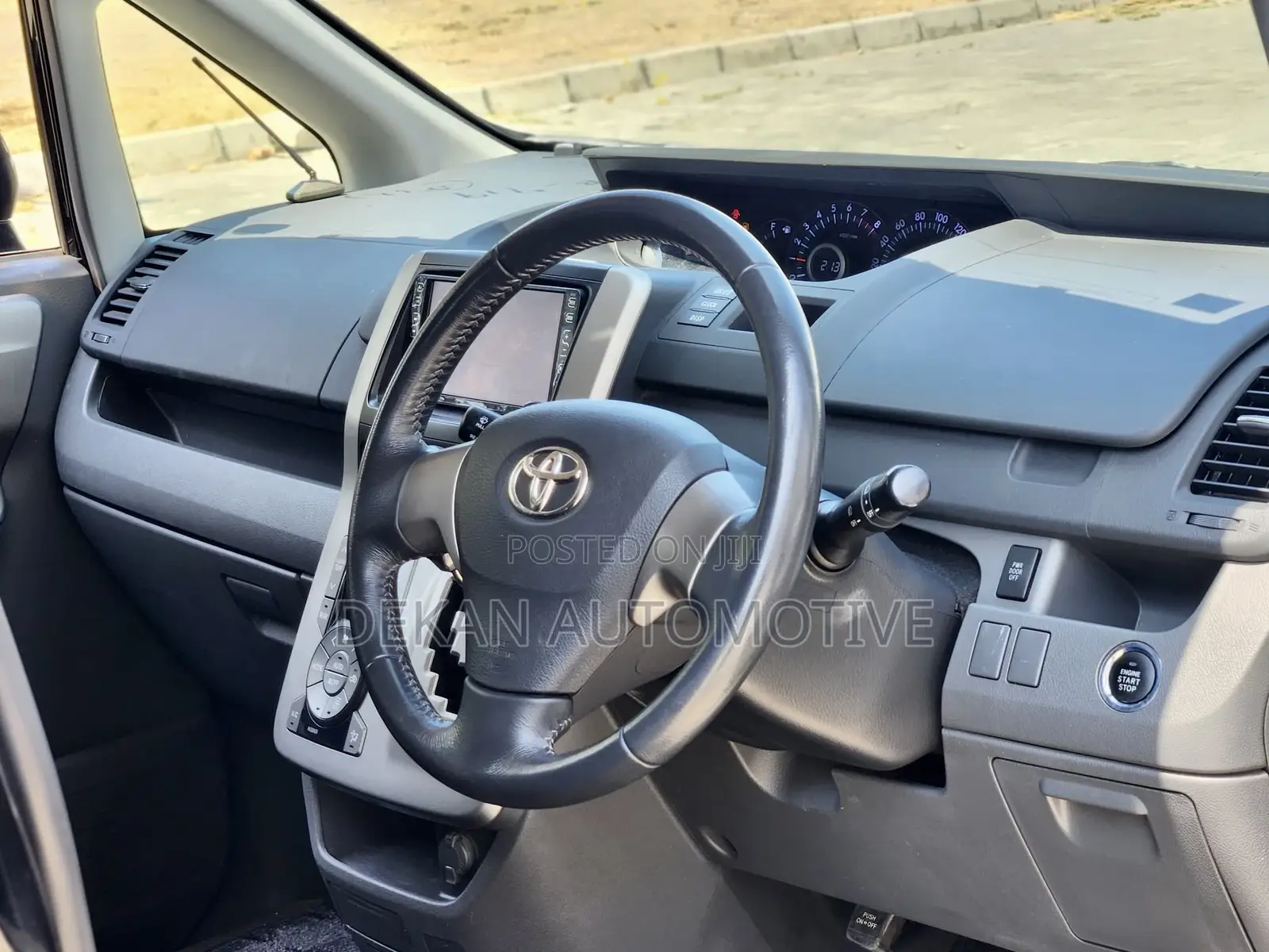 Toyota Noah 2.0 143hp FWD (8 Seater) 2008 Black