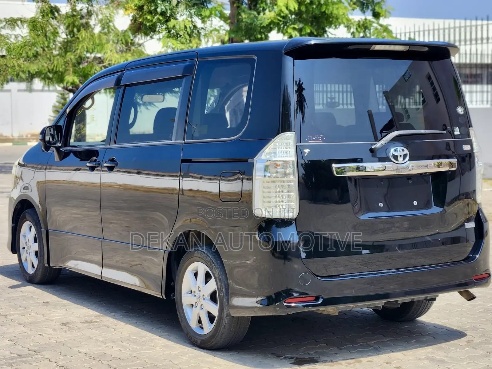Toyota Noah 2.0 143hp FWD (8 Seater) 2008 Black