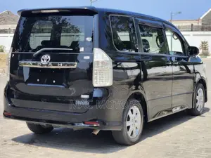 Toyota Noah 2.0 143hp FWD (8 Seater) 2009 Black