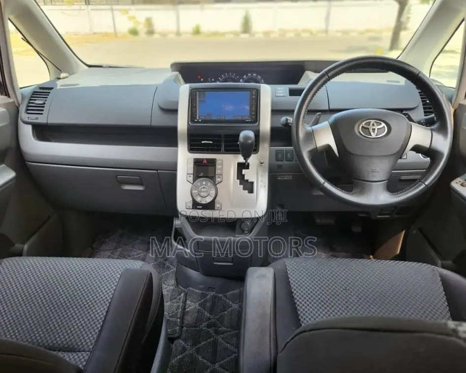 Toyota Noah 2.0 143hp FWD (8 Seater) 2009 Black