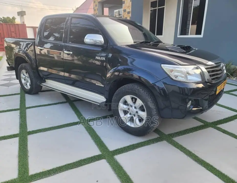 Toyota Hilux 2013 Black