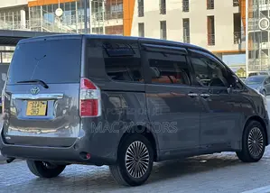 Toyota Noah 2.0 143hp FWD (8 Seater) 2008 Gray
