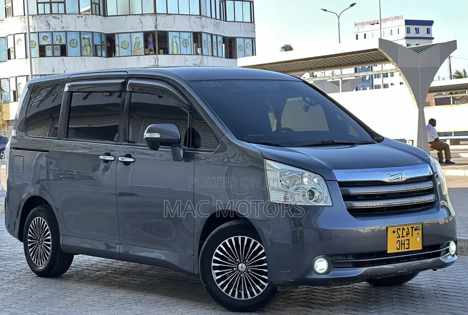 Toyota Noah 2.0 143hp FWD (8 Seater) 2008 Gray