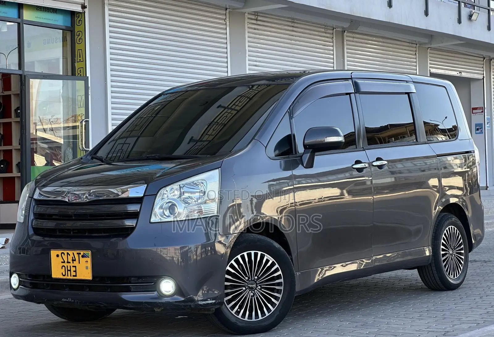 Toyota Noah 2.0 143hp FWD (8 Seater) 2008 Gray