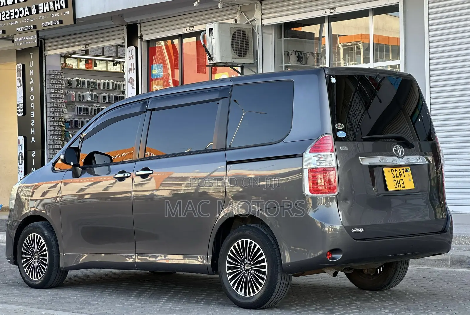 Toyota Noah 2.0 143hp FWD (8 Seater) 2008 Gray