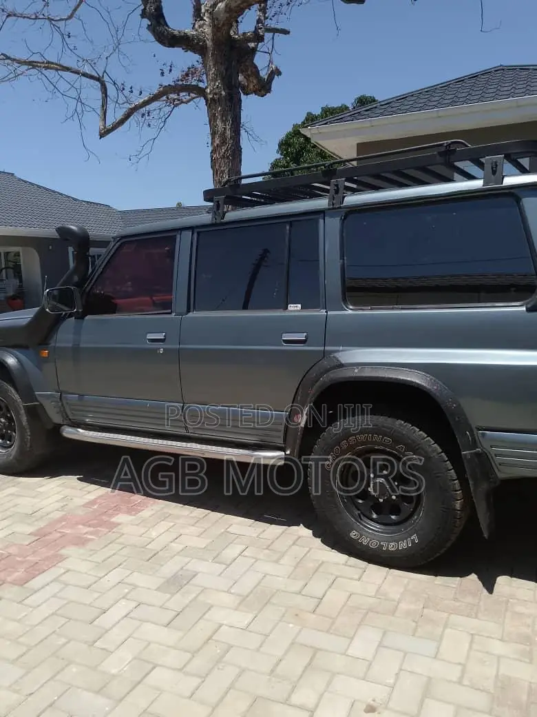 Nissan Patrol 2000 Gray
