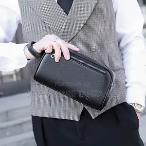 Travel Bag With 2 Zippered Closures For Men And Women